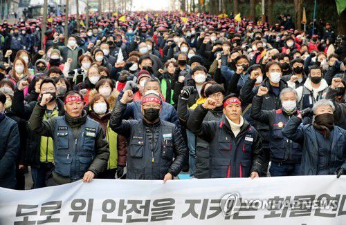 인천서 민노총 총파업·총력투쟁대회(인천=연합뉴스) 김상연 기자 = 전국민주노동조합총연맹 공공운수노조 화물연대본부(화물연대) 총파업 13일째인 6일 오후 인천시 남동구 인천시청 앞에서 민주노총 인천지역본부가 총파업·총력투쟁대회를 열고 있다. 2022.12.6 goodluck@yna.co.kr