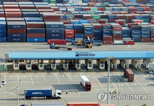 광양항 물류 숨통(광양=연합뉴스) 장덕종 기자 = 화물연대 파업 13일째인 6일 전남 광양항에 화물 차량들이 오가고 있다. 입구를 가로막고 있던 화물차가 치워져 있고 차량들이 화물을 반출입하기 위해 드나들고 있다. 2022.12.6 cbebop@yna.co.kr