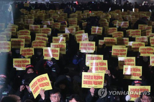 민주노총 대전본부도 화물연대 지지(대전=연합뉴스) 이주형 기자 = 민주노총 대전본부·화물연대 관계자들이 6일 오후 대전 서구 둔산동 국민은행 앞에서 총파업·총력투쟁 결의대회를 하고 있다. 2022.12.6 coolee@yna.co.kr