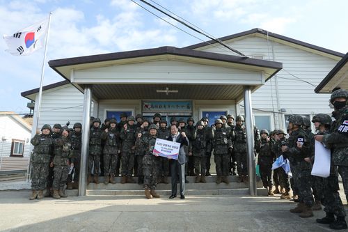 5사단 GOP 방문한 권영세 통일부 장관 (서울=연합뉴스) 권영세 통일부 장관은 7일 강원도 철원군의 5사단 일반전초(GOP) 부대를 방문해 위문금 1천만원을 전달하고 국군 장병들을 격려했다. 2022. 12. 7 [통일부 제공. 재판매 및 DB 금지]