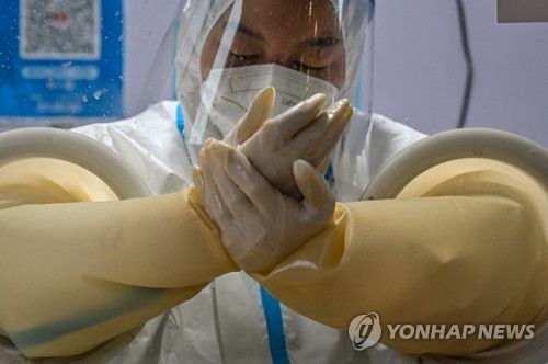 코로나19 대응하는 중국 의료진[AFP 연합뉴스 자료사진. 재판매 및 DB 금지]