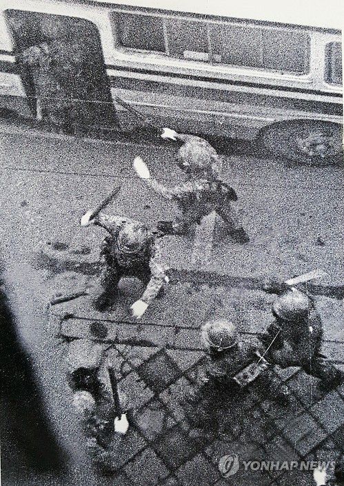 1980년 5월 시민에게 곤봉 휘두르는 계엄군[5·18 기념재단 제공, 재판매 및 DB 금지]