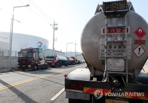 여수산단에 세워진 화물차(여수=연합뉴스) 장덕종 기자 = 화물연대 파업 13일째인 6일 석유화학업체가 밀집한 전남 여수국가산업단지에 운행을 중단한 화물차가 세워져 있다. 2022.12.6 cbebop@yna.co.kr