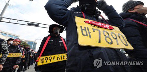 행진하는 화물연대(세종=연합뉴스) 김주형 기자 = 안전운임제 일몰제를 폐지 등을 요구하며 총파업 중인 민주노총 공공운수노조 화물연대본부(이하 화물연대) 관계자들이 7일 오전 세종시 정부세종청사 국토부앞에서 집회를 연 뒤 행진하고 있다. 2022.12.7 kjhpress@yna.co.kr