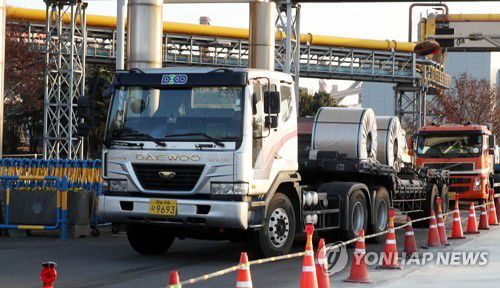 광양제철소 오가는 화물차(광양=연합뉴스) 장덕종 기자 = 화물연대 조합원들이 복귀하면서 7일 광양제철소에 철강을 실은 화물 차량이 오가고 있다. 2022.12.7 cbebop@yna.co.kr
