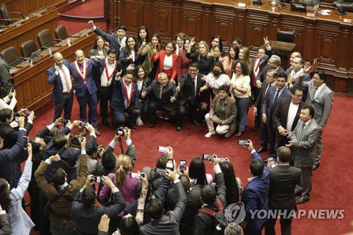 페루 대통령 탄핵안 가결(리마 EPA=연합뉴스) 7일(현지시간) 페루 리마에서 의원들이 대통령 탄핵안 가결 후 기념 촬영하고 있다. 2022.12.8