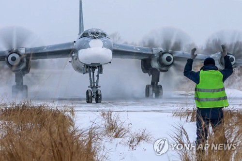 중러 합동군사훈련 참가 중인 러시아군 TU-95 전략폭격기[타스 연합뉴스자료사진. 재판매 및 DB 금지]