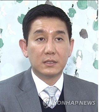 재판 앞두고 도주한 '라임몸통' 김봉현(서울=연합뉴스) 라임자산운용 사태의 핵심 인물로 꼽히는 김봉현 전 스타모빌리티 회장이 11일 오후 재판을 앞두고 전자장치를 끊은 채 도주했다.     검찰에 따르면 이날 오후 1시 30분께 경기 하남시 팔당대교 부근에서 김 전 회장의 전자장치가 끊어졌고 연락이 두절됐다. 사진은 김봉현 전 회장. 2022.11.11 [서울남부지검 제공. 재판매 및 DB 금지] photo@yna.co.kr