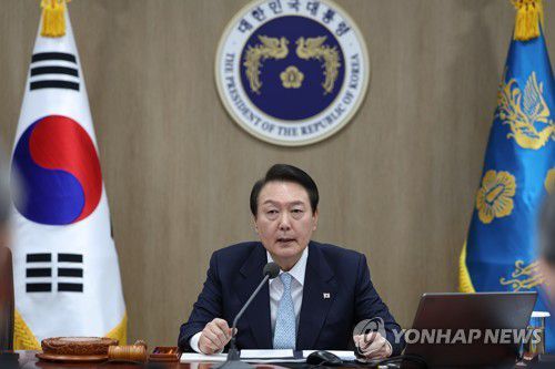국무회의 주재하는 윤석열 대통령(서울=연합뉴스) 안정원 기자 = 윤석열 대통령이 화물연대 집단운송거부 사태 관련 업무개시명령을 심의하기 위해 29일 서울 용산 대통령실 청사에서 열린 국무회의에 참석, 발언하고 있다. 2022.11.29 [대통령실제공.재판매 및 DB금지] jeong@yna.co.kr