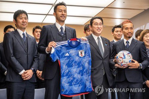 기시다 총리와 사진 촬영하는 일본 축구대표팀(도쿄 EPA=연합뉴스) 일본 축구 국가대표팀 선수들과 모리야스 하지메 감독(왼쪽에서 첫 번째)이 8일 도쿄 총리실에서 기시다 후미오 총리(오른쪽에서 두 번째)와 함께 사진을 찍고 있다. 2022.12.08 ddy04002@yna.co.kr