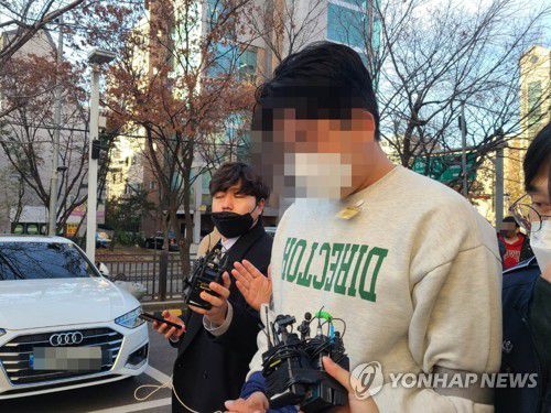 법원 나서는 김봉현 조카(서울=연합뉴스) 송정은 기자 = 김봉현 전 스타모빌리티 회장의 도주를 도운 혐의를 받는 조카 김모 씨가 8일 오후 서울 양천구 남부지법에서 열린 영장실질심사를 받고 나오고 있다. 2022.12.8 sje@yna.co.kr