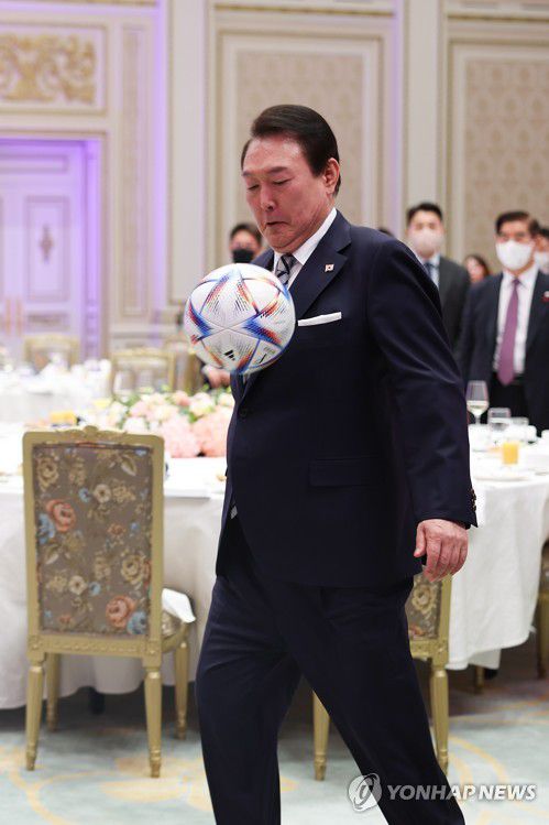 볼트래핑하는 윤석열 대통령(서울=연합뉴스) 서명곤 기자 = 윤석열 대통령이  8일 청와대 영빈관에서 열린 축구 국가대표팀 환영 만찬에서 볼트래핑을 하고 있다.  2022.12.8 [대통령실 제공, 재판매 및 DB 금지] seephoto@yna.co.kr