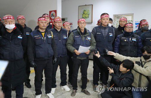 화물연대, 파업 철회 전 조합원 투표(대전=연합뉴스) 양영석 기자 = 화물연대 집행부 관계자들이 8일 오후 대전 대덕구 민주노총 대전지역본부 건물 앞에서 기자회견을 열고 오는 9일 오전 파업 철회를 위한 전 조합 투표를 실시하겠다고 발표하고 있다.     집행부는 이날 오후 대전에서 중앙집행위원회 회의를 거쳐 15일만에 파업을 중단하기 위해 논의했지만 결론을 내리지 못하고 조합원에게 의견을 묻기로 했다. 2022.12.8 youngs@yna.co.kr