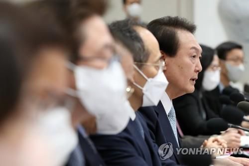 윤석열 대통령 (서울=연합뉴스) 안정원 기자 = 윤석열 대통령이 화물연대 집단운송거부 사태 관련 업무개시명령을 심의하기 위해 지난달 29일 서울 용산 대통령실 청사에서 열린 국무회의에 참석, 발언하고 있다. 2022.11.29 [대통령실통신사진기자단]     jeong@yna.co.kr