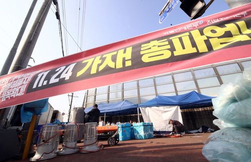 (전주=연합뉴스) 나보배 기자 = 민주노총 공공운수노조 화물연대본부(화물연대) 전북본부 조합원들이 군산시 소룡동 1부두 인근에 세워진 천막을 철거하고 있다. 2022.12.9