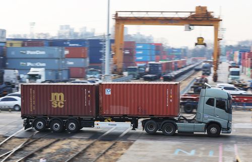 (의왕=연합뉴스) 홍기원 기자 = 화물연대가 파업을 종료하고 현장 복귀를 결정한 9일 경기도 의왕시 내륙컨테이너기지(ICD)에서 화물차가 오가고 있다. 2022.12.9