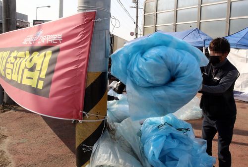 (전주=연합뉴스) 나보배 기자 = 민주노총 공공운수노조 화물연대본부(화물연대) 전북본부 조합원들이 군산시 소룡동 1부두 인근에 세워진 천막을 철거하고 있다. 2022.12.9