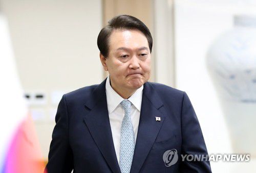 업무개시명령 심의 국무회의 입장하는 윤석열 대통령(서울=연합뉴스) 안정원 기자 = 윤석열 대통령이 화물연대 집단운송거부 사태 관련 업무개시명령을 심의하기 위해 29일 서울 용산 대통령실 청사에서 열린 국무회의에 입장하고 있다. 2022.11.29 [대통령실통신사진기자단] jeong@yna.co.kr