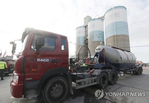 인천 시멘트 업체 오가는 화물차량(인천=연합뉴스) 윤태현 기자 = 1일 오후 인천시 중구 삼표시멘트 인천사업소에서 한 시멘트 운송 트럭이 빠져나오고 있다. 이 업체는 화물연대 파업으로 시멘트 수송이 끊기면서 시멘트 제품 제조·포장에 차질을 빚고 있다. 2022.12.1 tomatoyoon@yna.co.kr