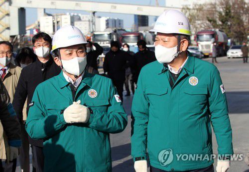 인천 시멘트 업체 찾은 원희룡·이상민 장관(인천=연합뉴스) 윤태현 기자 = 원희룡 국토교통부 장관과 이상민 행정안전부 장관이 1일 오후 인천시 중구 삼표시멘트 인천사업소를 찾아 화물연대 파업에 따른 운영 차질 상황을 살피고 있다. 이 업체는 화물연대 파업으로 시멘트 수송이 끊기면서 시멘트 제품 제조·포장에 차질을 빚고 있다. 2022.12.1 tomatoyoon@yna.co.kr