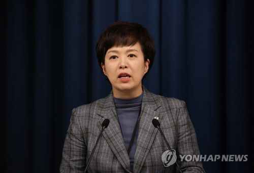 현안 브리핑하는 김은혜 홍보수석(서울=연합뉴스) 서명곤 기자 = 김은혜 대통령실 홍보수석이 6일 오후 서울 용산 대통령실 청사 브리핑룸에서 '화물연대 집단운송거부' 사태 등과 관련한 현안에 대해 브리핑을 하고 있다. 2022.12.6 seephoto@yna.co.kr