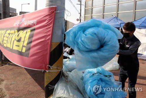 화물연대 조합원, 현장 복귀 결정(군산=연합뉴스) 나보배 기자 = 민주노총 공공운수노조 화물연대본부(화물연대) 전북본부 조합원들이 현장 복귀를 결정한 9일 군산시 소룡동 1부두 인근에 세워진 천막을 철거하고 있다. 2022.12.9 warm@yna.co.kr