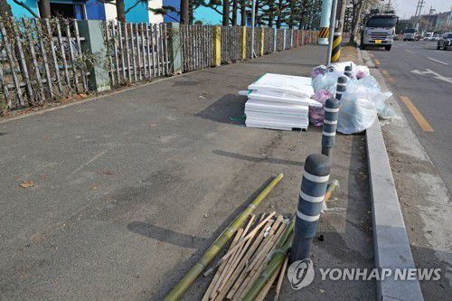 철거 중인 농성장(포항=연합뉴스) 손대성 기자 = 민주노총 공공운수노조 화물연대본부(화물연대) 포항지역본부가 9일 경북 포항시 남구 포항철강산업단지에 설치한 천막 농성장을 철거하고 있다.     화물연대는 이날 조합원 투표를 거쳐 업무에 복귀하기로 했다. 2022.12.9 sds123@yna.co.kr