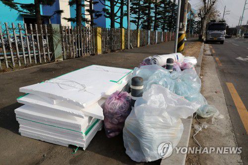 철거 중인 농성장(포항=연합뉴스) 손대성 기자 = 민주노총 공공운수노조 화물연대본부(화물연대) 포항지역본부가 9일 경북 포항시 남구 포항철강산업단지에 설치한 천막 농성장을 철거하고 있다.     화물연대는 이날 조합원 투표를 거쳐 업무에 복귀하기로 했다. 2022.12.9 sds123@yna.co.kr