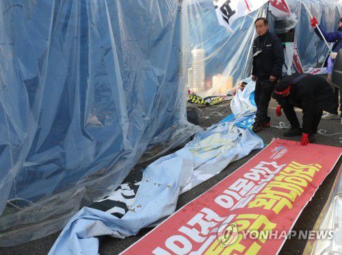 현장 복귀하는 화물연대 조합원들(대전=연합뉴스) 이주형 기자 = 민주노총 공공운수노조 화물연대본부(화물연대) 대전본부 조합원들이 9일 오후 대전 대덕우체국 앞 화물연대 거점 시위 현장에서 철수하고 있다.      화물연대는 총파업 16일째를 맞은 이 날 조합원 투표를 거쳐 파업을 종료하고 업무 복귀하기로 했다. 2022.12.9 coolee@yna.co.kr