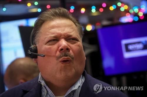 NYSE 입회장에 있는 트레이더의 모습[연합뉴스 자료사진]