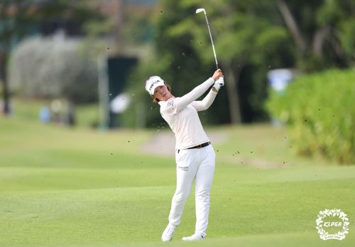 아이언샷하는 박지영(서울=연합뉴스) 10일 싱가포르 타나메라CC에서 열린 '하나금융그룹 싱가포르 여자오픈' 2라운드에서 박지영이 17번홀 아이언샷을 하고 있다. 2022.12.10 [KLPGA 제공. 재판매 및 DB 금지] yatoya@yna.co.kr