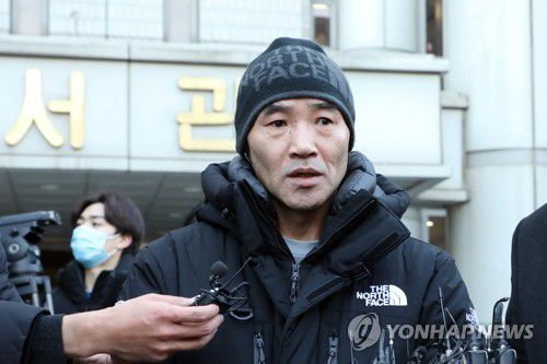 '서해 피격 공무원'의 형 이래진(서울=연합뉴스) 한상균 기자 = '서해 피격 공무원'의 형 이래진 씨가 2일 서울중앙지법에서 서훈 전 청와대 국가안보실장의 영장심사 출석 후 기자들의 질문에 답하고 있다. 2022.12.2 [공동취재] xyz@yna.co.kr