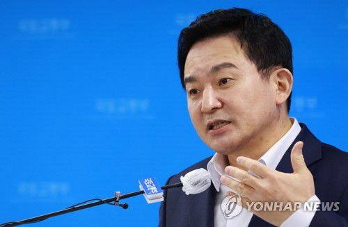 화물연대 파업 등 현안 질문에 답하는 원희룡 장관(세종=연합뉴스) 홍해인 기자 = 원희룡 국토교통부 장관이 12일 정부세종청사 국토교통부 브리핑실에서 화물연대 파업, 부동산 등 현안 관련 기자간담회에 참석해 취재진의 질문에 답하고 있다. 2022.12.12 hihong@yna.co.kr
