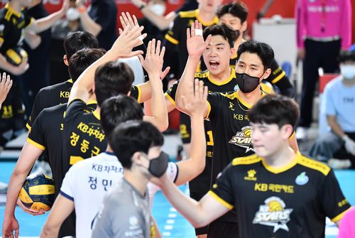 8연패에서 벗어난 뒤 하이 파이브 하는 KB손해보험 선수단[한국배구연맹 제공. 재판매 및 DB 금지]