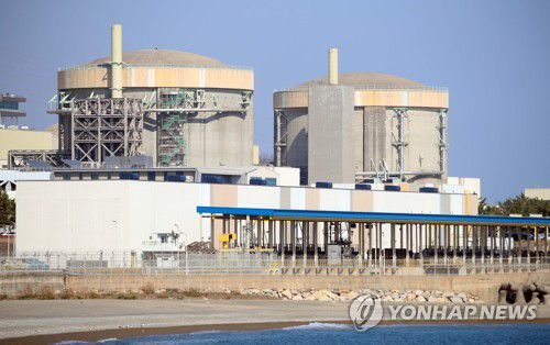 가동 정지된 월성 1호기(오른쪽)[연합뉴스 자료사진]