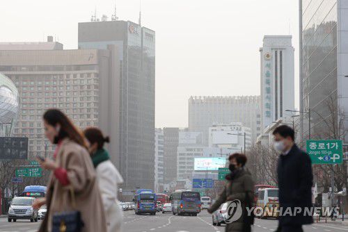 희뿌연 서울 시내(서울=연합뉴스) 류영석 기자 = 서울 미세먼지 농도가 '매우 나쁨' 수준을 보이는 13일 오전 서울 광화문광장 일대가 뿌옇다. 2022.12.13 ondol@yna.co.kr