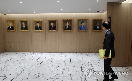 국무회의장 입구에 전시된 역대 대통령 초상화(서울=연합뉴스) 서명곤 기자 = 국무회의가 열린 13일 오전 서울 용산 대통령실 청사 국무회의장 입구에 역대 대통령의 초상화가 전시돼 있다. 2022.12.13 seephoto@yna.co.kr