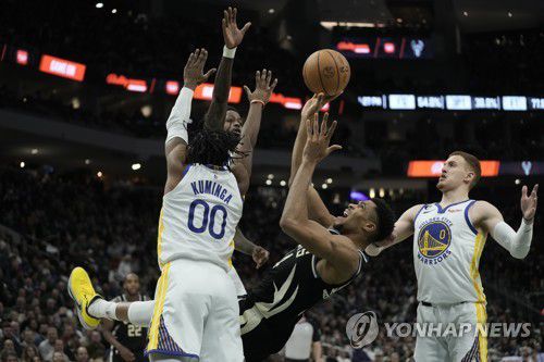 파울 당하는 아데토쿤보[AP=연합뉴스]