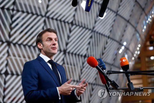 EU 정상회의 참석을 위해 벨기에 브뤼셀에 도착한 마크롱(브뤼셀 EPA=연합뉴스) 에마뉘엘 마크롱 프랑스 대통령이 15일(현지시간) 유럽연합(EU) 정상회의가 열리는 벨기에 브뤼셀에서 취재진과 만나 질문에 답하고 있다. 마크롱 대통령은 전날 프랑스와 모로코가 맞붙은 2022 월드컵 4강전을 관람하기 위해 카타르에 다녀왔다. 2022.12.15 photo@yna.co.kr [재판매 및 DB 금지]