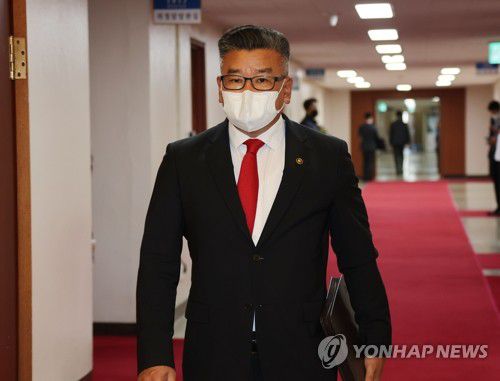 국무회의 참석하는 유병호 감사원 사무총장(서울=연합뉴스) 김승두 기자 = 유병호 감사원 사무총장이 18일 정부서울청사에서 열린 국무회의에 참석하고 있다. 2022.10.18 kimsdoo@yna.co.kr