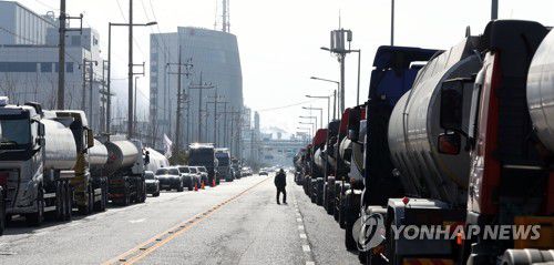 화물연대 총파업으로 멈춰선 화학물질 운반차[연합뉴스 자료사진]