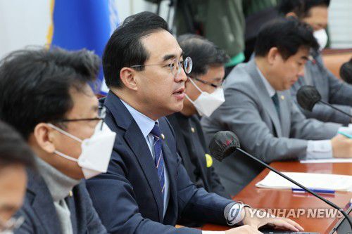 정책조정회의서 발언하는 박홍근 원내대표(서울=연합뉴스) 백승렬 기자 = 더불어민주당 박홍근 원내대표가 15일 국회에서 열린 정책조정회의에서 발언하고 있다. 2022.12.15 srbaek@yna.co.kr