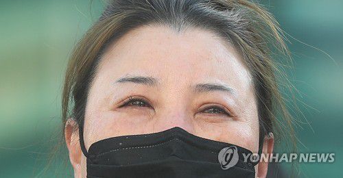 이태원참사 유족의 멈추지 않는 눈물(창원=연합뉴스) 김동민 기자 = 이태원 참사 유가족협의회와 민변(민주사회를 위한 변호사모임)이 15일 경남 창원시 성산구 창원시의회 입구에서 '이태원 참사 막말 김미나 시의원 규탄 기자회견'을 여는 동안 한 유족의 눈에 눈물이 고여 있다. 2022.12.15