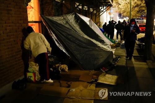 미국 텍사스주 엘패소에서 노숙을 하는 불법 입국자들 [로이터=연합뉴스. 재판매 및 DB 금지]