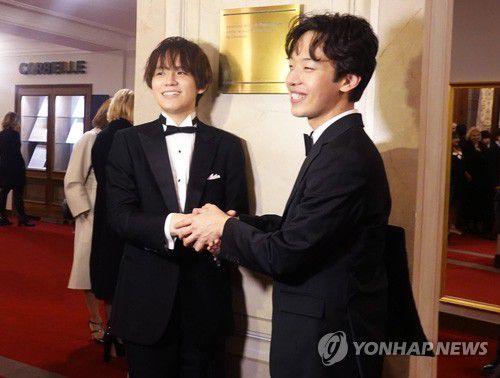 롱티보 콩쿠르 우승 직후 포즈 취한 피아니스트 이혁(오른쪽) [연합뉴스 자료사진]