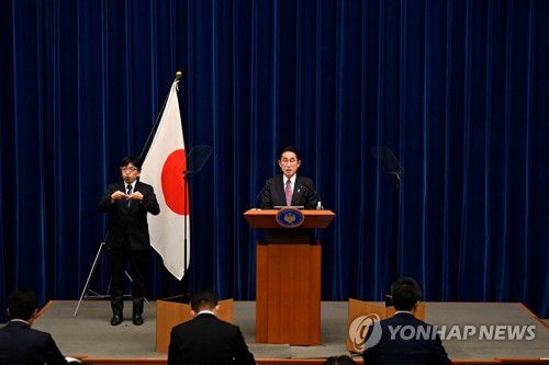 기자회견 하는 기시다…'반격능력 보유' 안보정책 개정(도쿄 로이터=연합뉴스) 기시다 후미오 일본 총리가 16일 도쿄에서 기자회견하고 있다. 일본 정부는 이날 열린 임시 각의(閣議·국무회의)에서 반격 능력 보유를 포함해 방위력을 근본적으로 강화하는 내용이 담긴 3대 안보 문서 개정을 결정했다. 2022.12.16 ddy04002@yna.co.kr