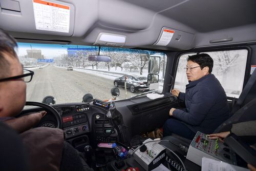 제설작업 지휘하는 강기정(오른쪽) 광주시장[광주시 제공. 재판매 및 DB 금지]