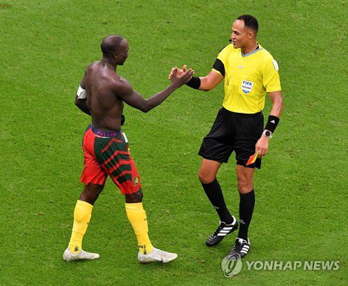 퇴장당하며 주심과 악수하는 카메룬 아부바카르(왼쪽)[로이터=연합뉴스]