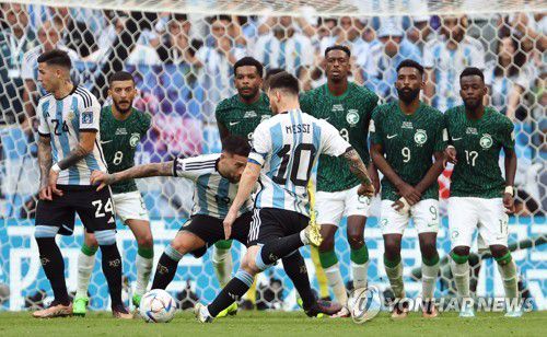 프리킥 차는 리오넬 메시(루사일=연합뉴스) 임헌정 기자 = 22일(현지시간) 카타르 루사일 스타디움에서 열린 2022 카타르 월드컵 조별리그 C조 1차전 아르헨티나와 사우디아라비아 경기.     아르헨 리오넬 메시가 프리킥을 차고 있다. 2022.11.23 kane@yna.co.kr