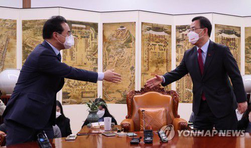 인사하는 여야 원내대표(서울=연합뉴스) 백승렬 기자 = 15일 국회 의장실에서 열린 내년도 예산안 협상을 위한 여야 원내대표 회동에서 국민의힘 주호영 원내대표(오른쪽)와 더불어민주당 박홍근 원내대표가 인사하고 있다. 2022.12.15 srbaek@yna.co.kr